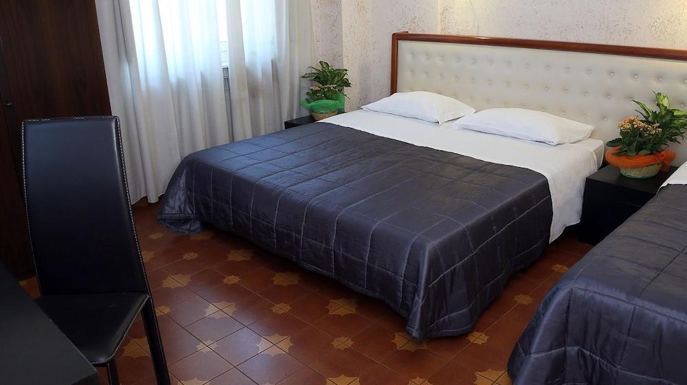 Roma Room Hotel Luaran gambar